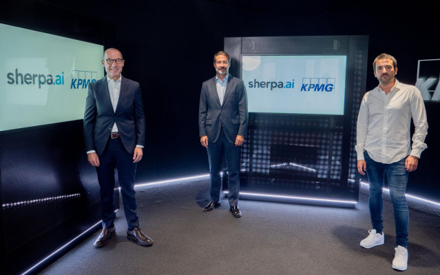 El socio de KPMG Innovate, Luis Buzzi, el presidente de KPMG España, Juanjo Cano, y el fundador y consejero delegado de Sherpa.Ai, Xabi Uribe-Etxebarria, durante la firma del acuerdo entre compañías.