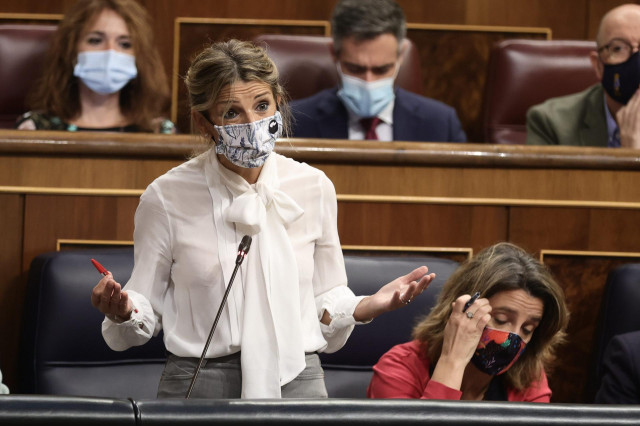 La vicepresidenta segunda del Gobierno y ministra de Trabajo, Yolanda Díaz, interviene en una sesión de control al Gobierno en el Congreso de los Diputados, a 20 de octubre de 2021, en Madrid, (España).