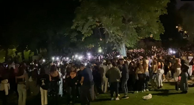 Cientos de jóvenes se concentran haciendo botellón en Madrid, muchos sin mascarilla y sin respetar la distancia.