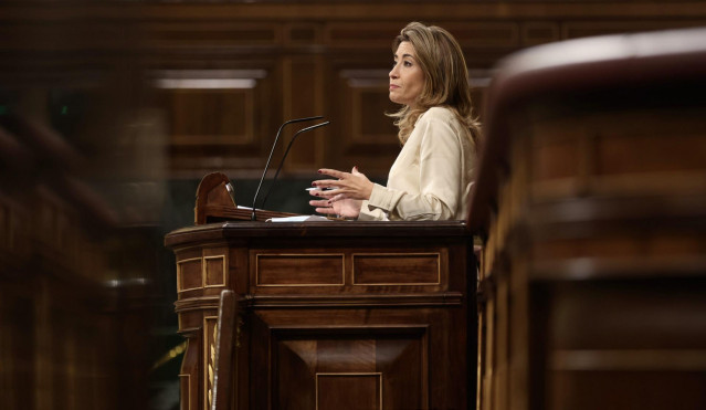 La ministra de Transportes, Movilidad y Agenda Urbana, Raquel Sánchez, interviene en una sesión plenaria en el Congreso