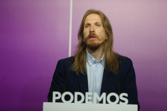 El portavoz de Podemos, Pablo Fernández, interviene en una rueda de prensa en la sede de Podemos, a 20 de septiembre de 2021, en Madrid, (España).