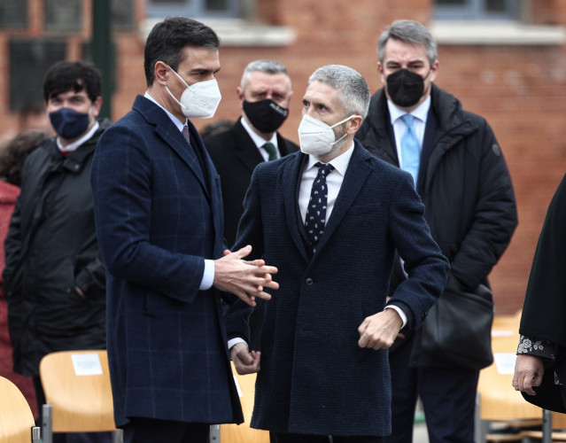 Archivo - El presidente del Gobierno, Pedro Sánchez, y el ministro del Interior, Fernando Grande-Marlaska, durante un acto de destrucción simbólica de armas en marzo de 2021