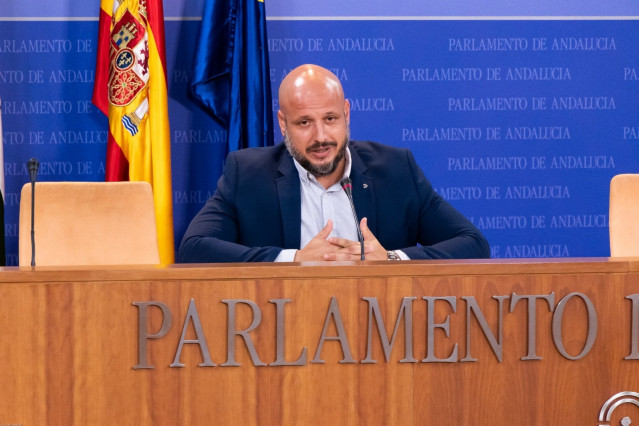 El portavoz adjunto de Vox en el Parlamento andaluz, Rodrigo Alonso, en una foto de archivo en rueda de prensa.