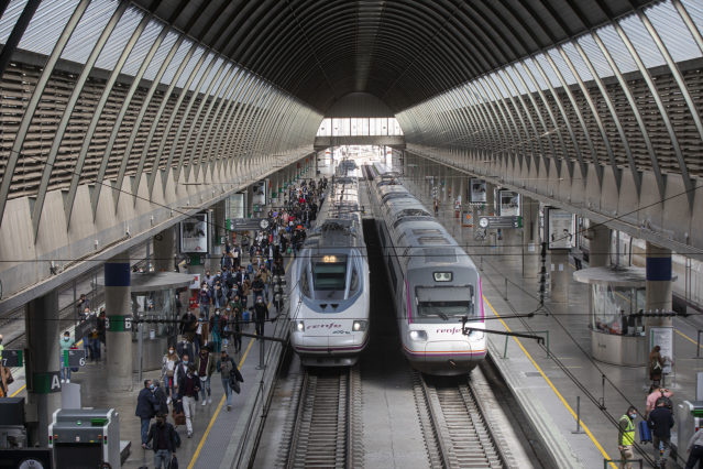 Archivo - Llegada de pasajeros en el AVE procedente de Madrid a la Estación de Santa Justa. En Sevilla (Andalucía, España).