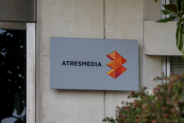 Archivo - Letras y logo de Atresmedia en la entrada al edificio de la sede del grupo de comunicación