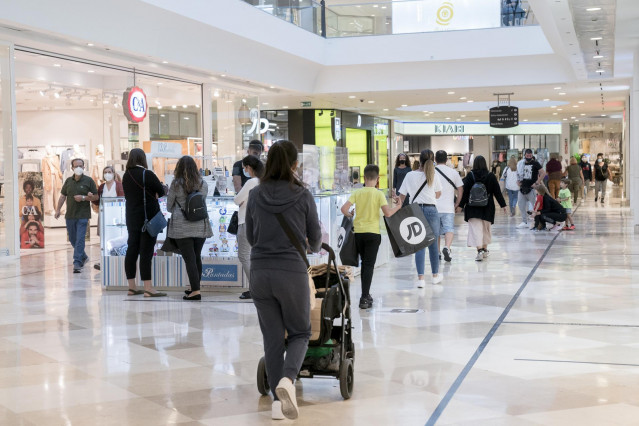 Varias personas en el parque comercial Xanadú