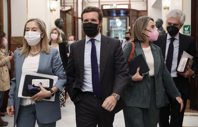 La vicesecretaria de Política Social del , Ana Pastor; el presidente del P, Pablo Casado; la portavoz del PP en el Congreso, Cuca Gamarra; y el secretario cuarto de la Mesa, Adolfo Suárez Illana, a su llegada al Congreso.