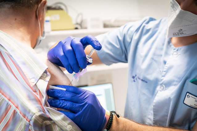 Una persona se vacuna de la gripe en el centro de Salud de Habana-Cuba, a 18 de octubre de 2021, en Vitoria, País Vasco, (España). El Servicio Vasco de Salud Osakidetza ofrece a mayores de 70 años con la segunda dosis de la vacuna contra la Covid-19 la po