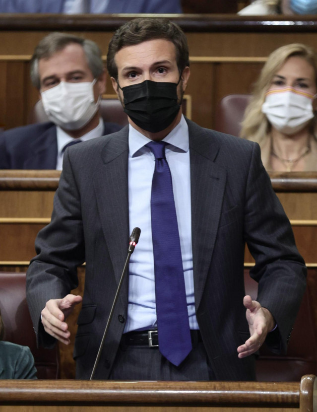 El líder del PP, Pablo Casado, interviene en una sesión de control al Gobierno en el Congreso de los Diputados, a 20 de octubre de 2021, en Madrid, (España).