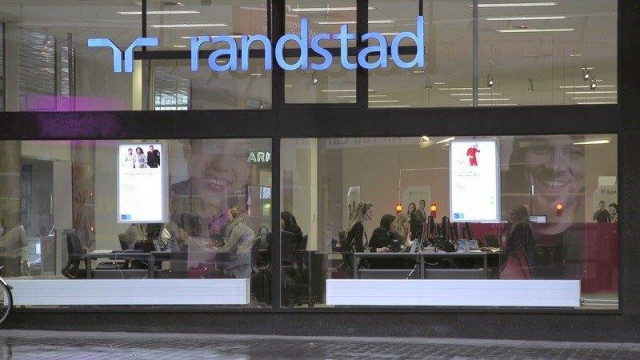 Archivo - Logotipo de Randstad en un edificio.