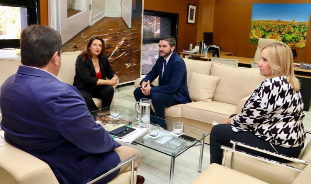 El consejero Antonio Luengo (2d), durante la reunión mantenida en Sevilla con la consejera de Agricultura de la Junta de Andalucía, Carmen Crespo (2i)