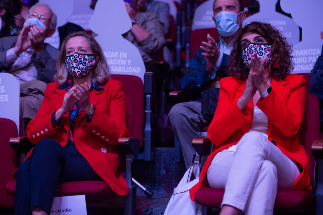 La vicepresidenta primera y ministra de Asuntos Económicos y Transformación Digital, Nadia Calviño (i), y la ministra de Hacienda y Función Pública, María Jesús Montero (d), en la inauguración del 12º Congreso Confederal de CCOO