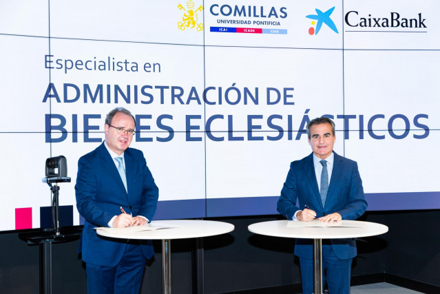 El director territorial Madrid Metropolitana de CaixaBank, Rafael Herrador, y el rector de la Universidad Pontificia Comillas, Enrique Sanz, en el momento de la firma del convenio.