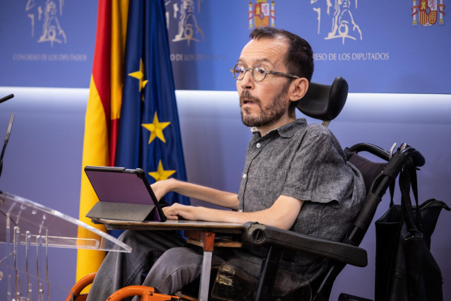 El portavoz de Unidas Podemos, Pablo Echenique, durante una rueda de prensa posterior a la Junta de Portavoces en el Congreso de los Diputados, a 5 de octubre de 2021, en Madrid, (España).