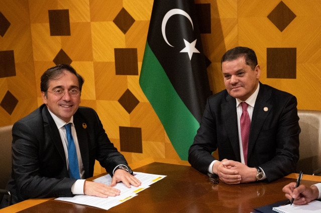 El ministro de Asuntos Exteriores, José Manuel Albares, con el primer ministro de Libia, Abdul Hamid Dbeibé