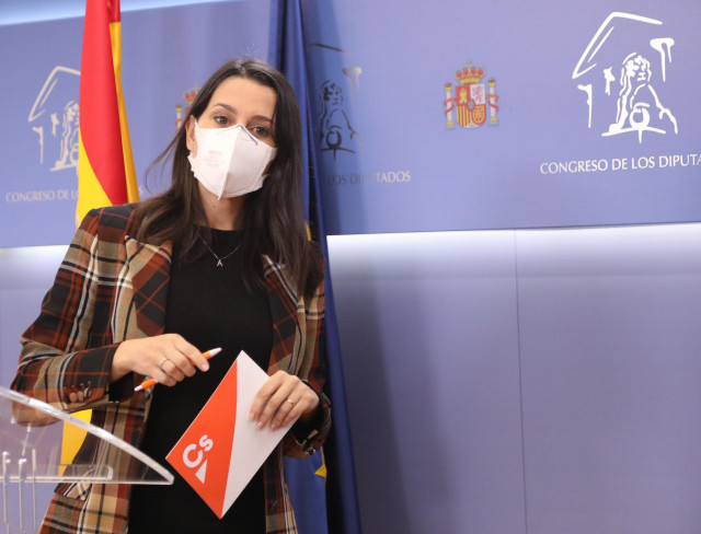 La presidenta de Ciudadanos, Inés Arrimadas, interviene en una rueda de prensa tras reunirse con la Fundación Luzón - Unidos contra la ELA, en el Congreso de los Diputados, a 15 de octubre de 2021, en Madrid (España).