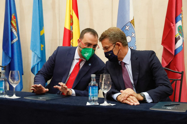 El presidente asturiano, Adrián Barbón, junto al gallego Alberto Nuñez Feijó.