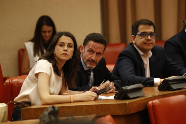 Archivo - (I-D) La portavoces de Ciudadanos en el Congreso, Inés Arrimadas y Edmundo Bal y el secretario de Acción Institucional, José María Espejo-Saavedra durante la constitución de Comisiones en el Congreso de los Diputados.