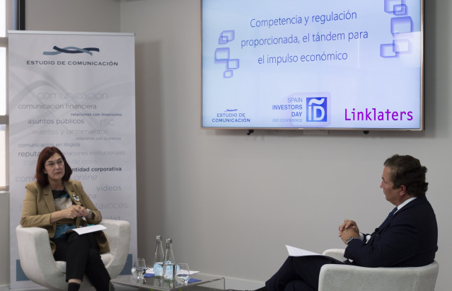 La presidenta de la CNMC, Cani Fernández, y el socio y director del área de Defensa de la competencia e Inversiones extranjeras de Linklaters, Jaime Pérez-Bustamante