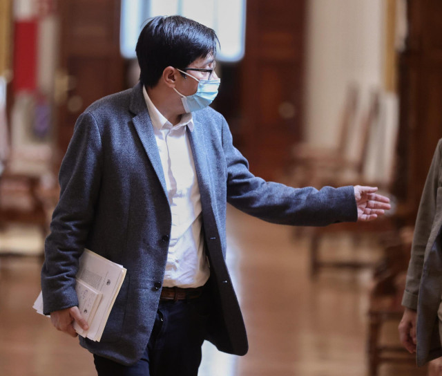 El diputado de Unidas Podemos, Gerardo Pisarello, se dirige a una reunión con los miembros de la Mesa de la Cámara.
