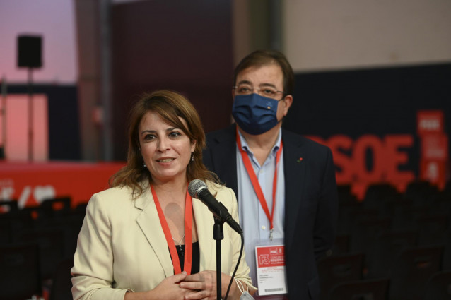 La vicesecretaria general del partido, Adriana Lastra, en los actos previos al 13 Congreso Regional del PSOE de Extremadura, junto a Guillermo Fernández Vara.