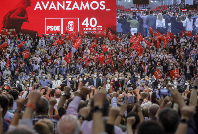 El presidente del Gobierno y secretario general del PSOE, Pedro Sánchez (centro), en la clausura del 40º Congreso Federal del partido en Valencia