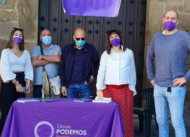Militantes del círculo de Podemos en Plasencia, en una mesa informativa.