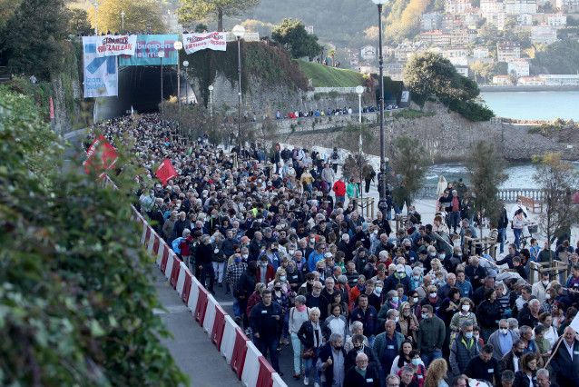 Asistentes a una manifestación a favor de los presos de ETA, a 23 de octubre de 2021, en San Sebastián, Euskadi