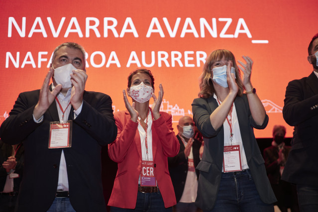 (I-D) El secretario de Organización, Santos Cerdán; la presidenta del Gobierno de Navarra, María Chivite; y la ministra de Educación, Pilar Alegría, en la inauguración del 12º Congreso del PSN
