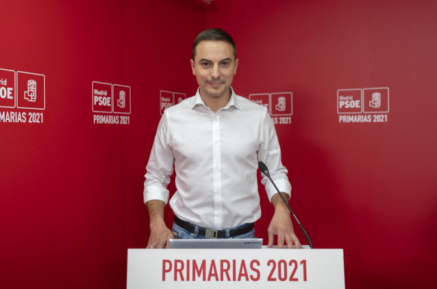 El candidato a la Secretaría General del PSOE-M, el portavoz adjunto del PSOE en la Asamblea de Madrid, Juan Lobato, en el único debate público previo a las elecciones, en la sede del partido, a 20 de octubre de 2021, en Madrid (España). Los candidatos a