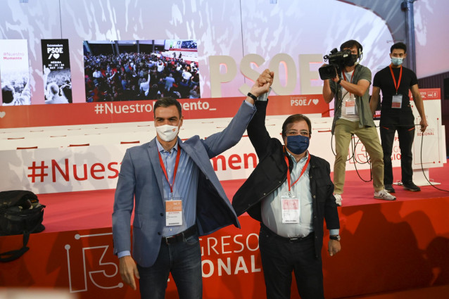 Pedro Sánchez y Guillermo Fernández Vara en la clausura del 13ª Congreso Regional del PSOE de Extremadura.