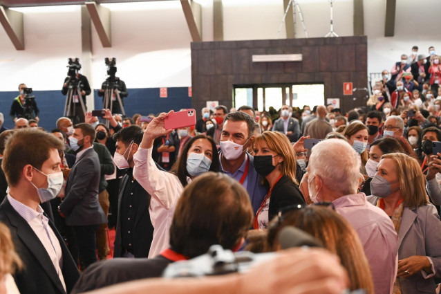 El presidente del Gobierno, Pedro Sánchez, a su llegada a la clausura del Congreso del PSOE de Extremadur a