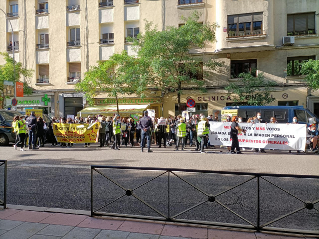 Protesta de peluquerías y salones de estética por la bajada del IVA, frente la sede del PSOE