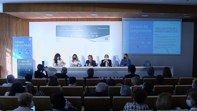 La vicepresidenta segunda del Gobierno, Yolanda Díaz, en un debate junto a la periodista Fernanda Tabarés, la presidenta de Unespa, Pilar González de Fruto, la profesora de Economía María Cadaval y José Antonio Herce, experto del Instituto BBVA Pensiones.