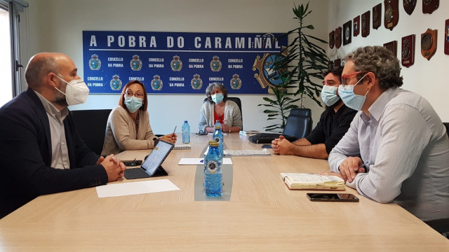 El diputado del BNG en el Congreso, Néstor Rego, y la diputada autonómica Rosana Pérez, en una reunión con la ONG 'Sen Valos', en A Pobra do Caramiñal (A Coruña).