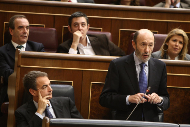 Archivo - El exsecretario general del PSOE y exvicepresidente del Gobierno, Alfredo Pérez Rubalcaba, junto al expresidente del Gobierno, José Luis Rodríguez Zapateto, durante una de sus intervenciones en el Congreso de los Diputados en 2010.