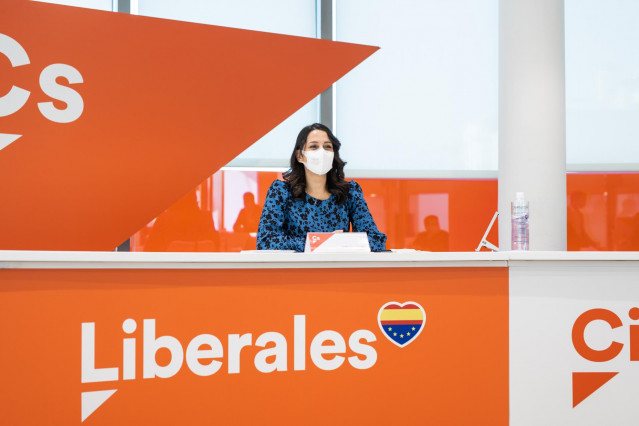 La líder de Ciudadanos, Inés Arrimadas, comparece en rueda de prensa tras la reunión del Comité Permanente de Cs, en la sede nacional de Ciudadanos, a 25 de octubre de 2021, en Madrid (España).
