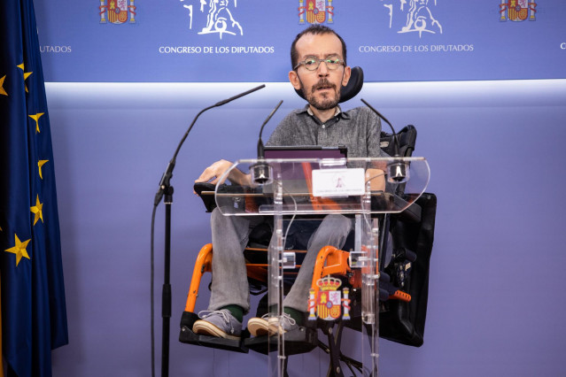 El portavoz de Unidas Podemos, Pablo Echenique, durante una rueda de prensa.