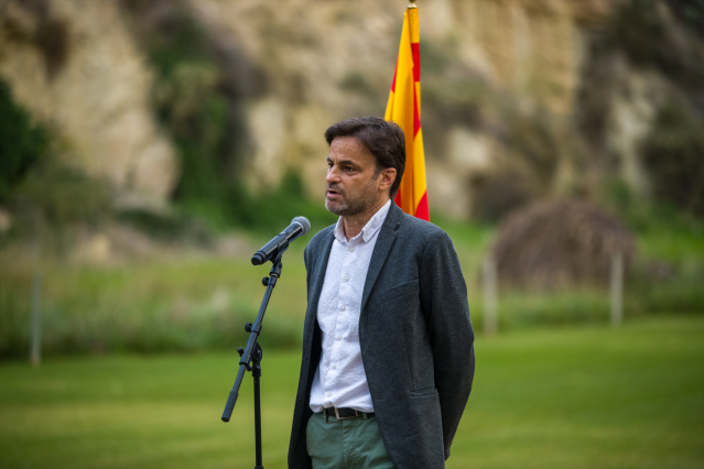 El presidente del grupo parlamentario de Unidas Podemos en el Congreso, Jaume Asens, interviene en la tradicional ofrenda floral en conmemoración del 81 aniversario del fusilamiento del presidente Lluís Companys.