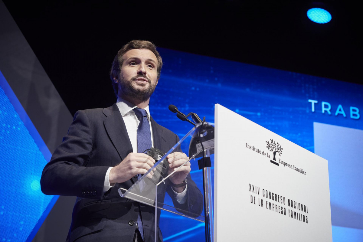 El líder del Partido Popular, Pablo Casado, interviene durante la apertura del XXIV Congreso Nacional de la Empresa Familiar en el Palacio de Congresos y Auditorio Baluarte, a 25 de octubre de 2021, en Pamplona, Navarra, (España). Bajo el lema ‘Trabajamos