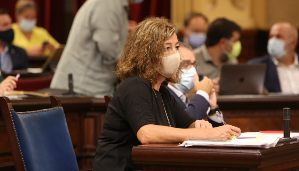Archivo - La presidenta del Govern, Francina Armengol, en el salón de plenos del Parlament en una imagen de septiembre.