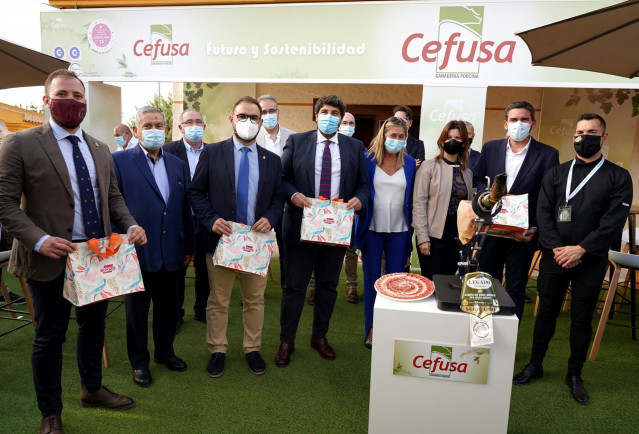 El director general de Cefusa, Juan Cánovas (2 izq.), y la directora general adjunta, Inmaculada Cánovas (3 dcha.); el presidente de la CARM, Fernando López Miras (centro); el alcalde de Lorca, Diego J. Mateos (3 izq.) y la gerente de SEPOR Patry Bermúdez