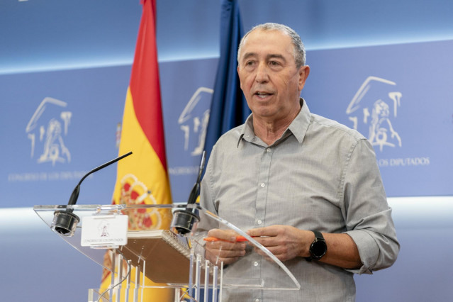 El portavoz de Compromís en el Congreso, Joan Baldoví, interviene en una rueda de prensa anterior a una Junta de Portavoces en el Congreso de los Diputados, a 26 de octubre de 2021, en Madrid, (España).