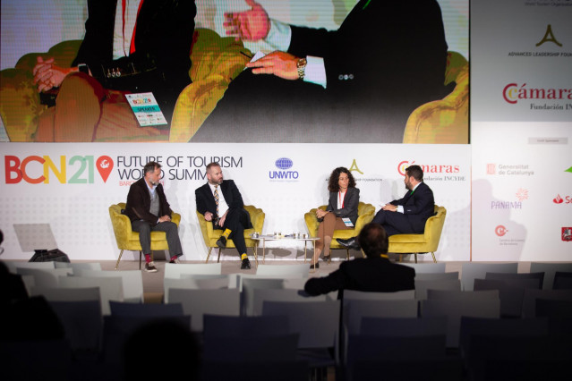 Mesa redonda con el director corporativo de Iberia, Juan Cierco, el director de Cliente de Vueling, Calum Laming, y la directora del Aeropuerto de Barcelona, Sonia Corrochano