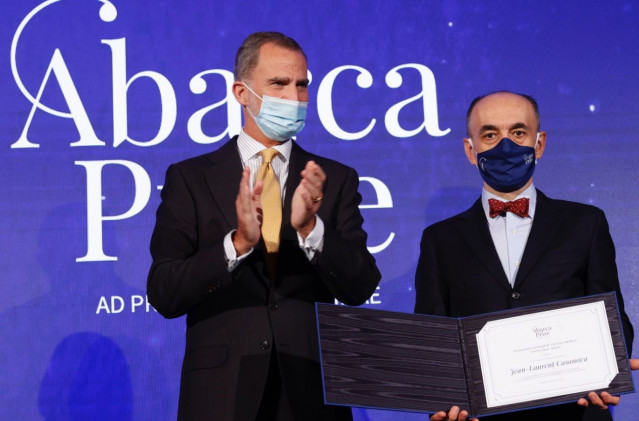 El Rey Felipe VI junto al Premio Internacional de Ciencias Médicas Doctor Juan Abarca, Jean-Laurent Casanova.