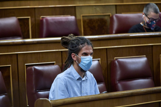 Archivo - Imagen de recurso del exdiputado de Unidas Podemos en el Congreso, Alberto Rodríguez, en una sesión plenaria en el Congreso de los Diputados, a 25 de mayo de 2021, en Madrid (España).