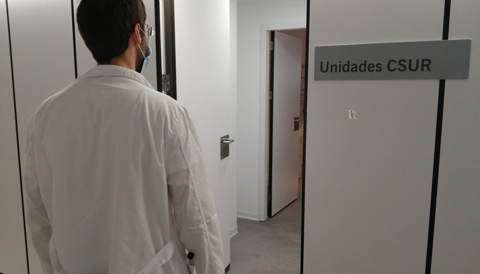 Archivo - Médico en la unidad CSUR