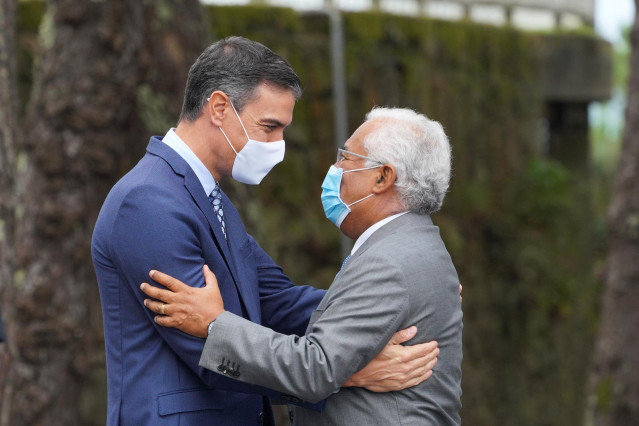 El presidente del Gobierno, Pedro Sánchez (i), saluda a su homólogo de Portugal, Antonio Costa (d), a su llegada a la clausura de la III Edición del Foro La Toja 2021, en O Grove, a 1 de octubre de 2021, en A Toxa, O Grove, Pontevedra, Galicia (España). E