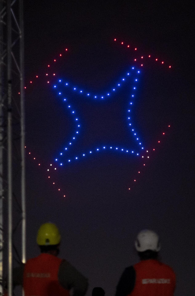 Juego de luces durante la operación combinada entre drones y aviones, organizada por Expodrónica y World ATM Congress