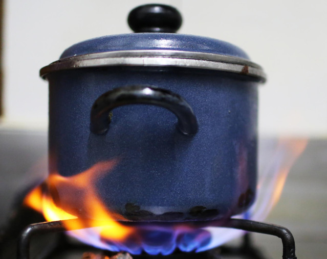 Una olla es calentada sobre el fuego de una cocina de gas, a 28 de octubre de 2021, en Madrid (España).